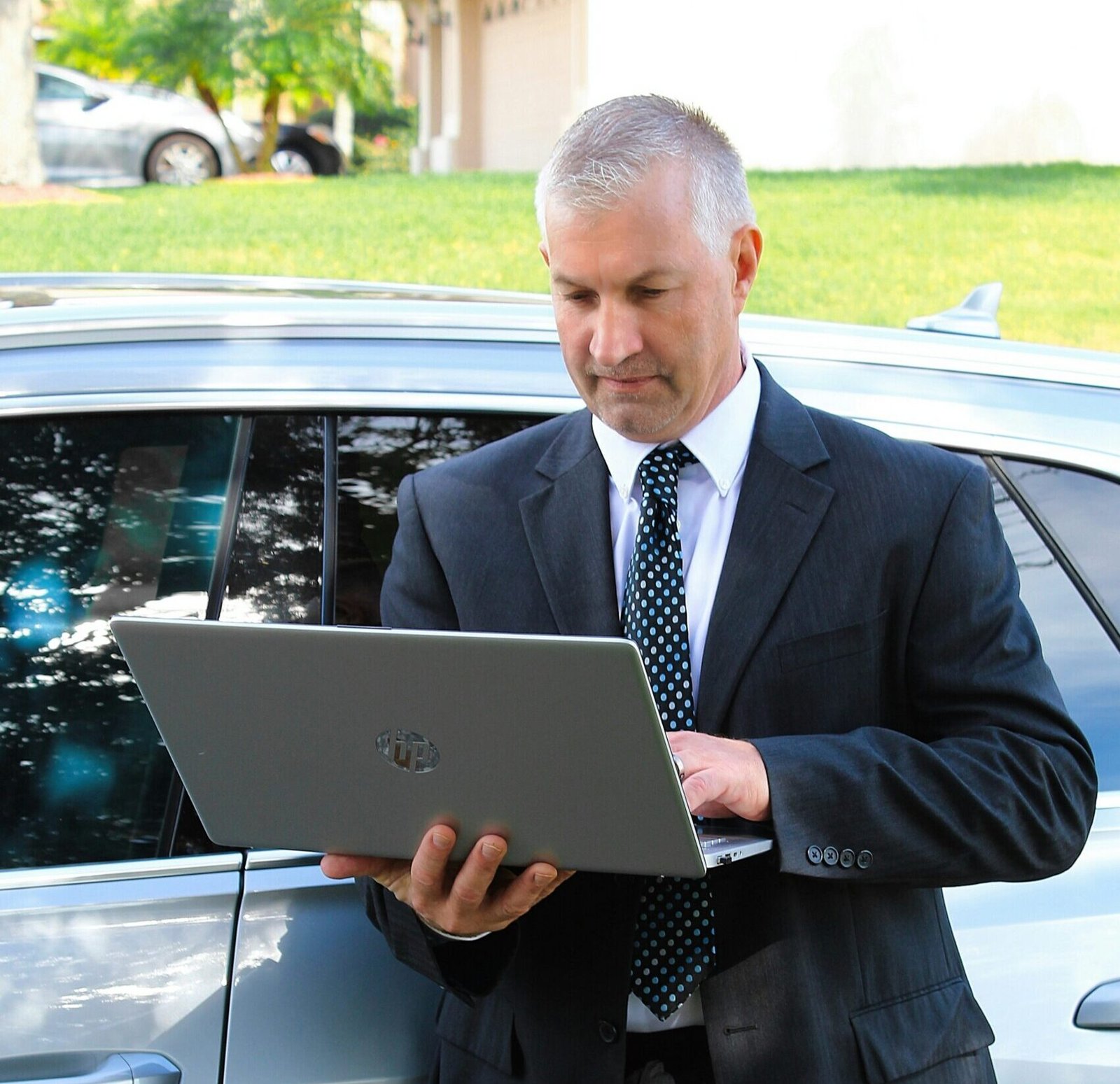 persona viendo el stock